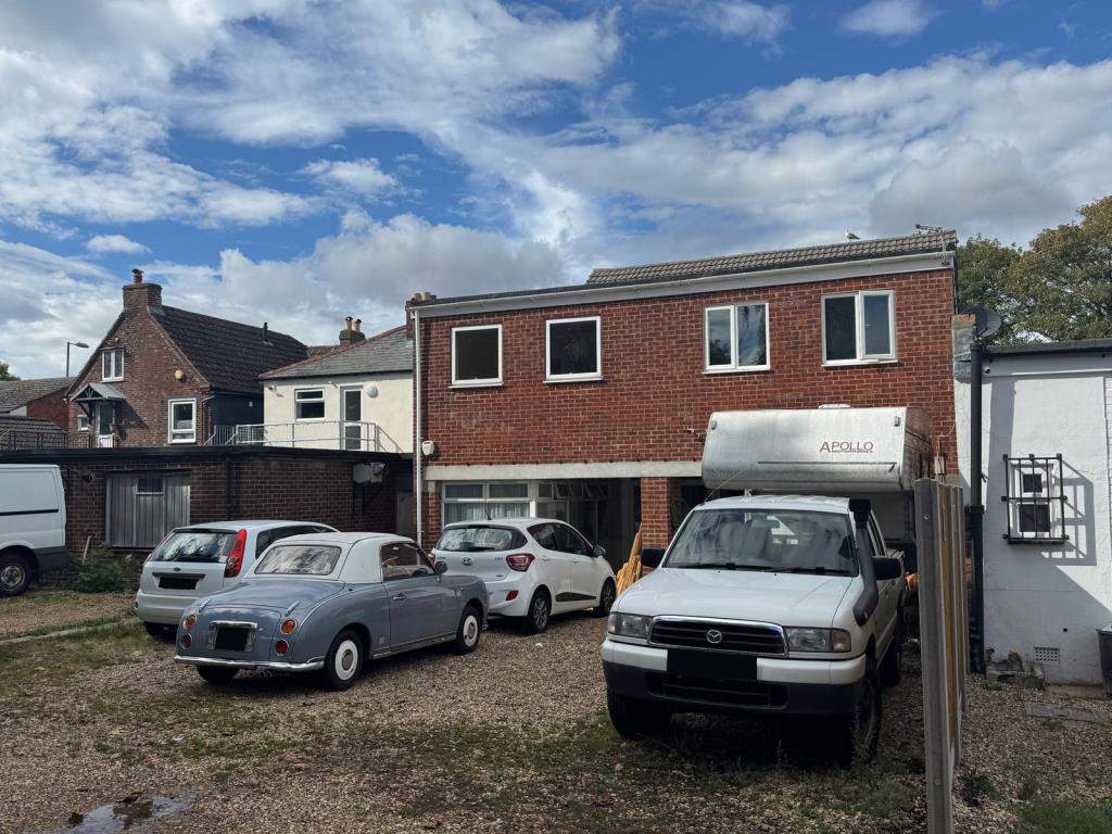 Lot: 3 - FREEHOLD GROUND RENT WITH LEASEHOLD COMMERCIAL UNIT - Gravel parking area and rear of building